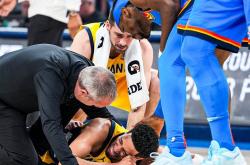 HTH Sports-比赛中球队防守漏洞百出，对手轻松得分