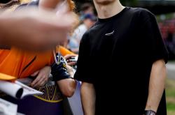 华体会皇马赞助商-红牛二队鏖战雷诺车队，塞恩斯扛起全队的简单介绍