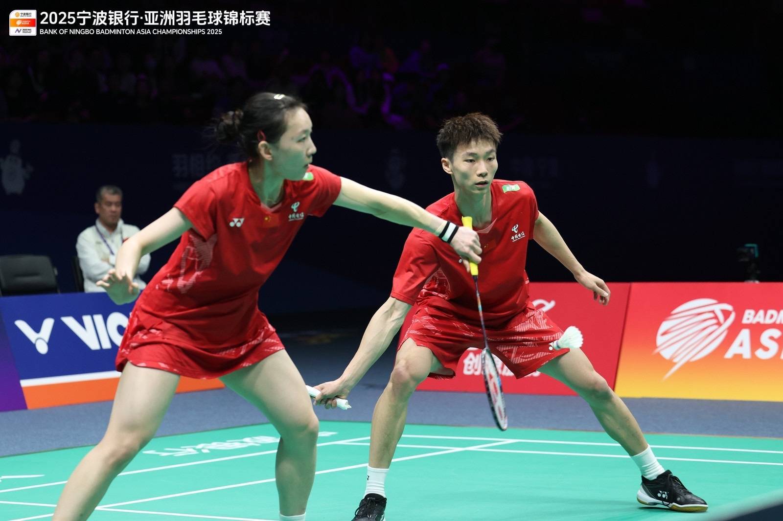 印尼羽毛球队轻取泰国羽毛球队，安赛龙三分雨点燃全场